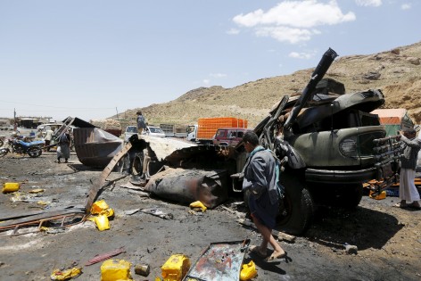 بالصور.. طائرات التحالف تصطاد قافلة امدادات عسكرية لمليشيات الحوثي جنوب صنعاء