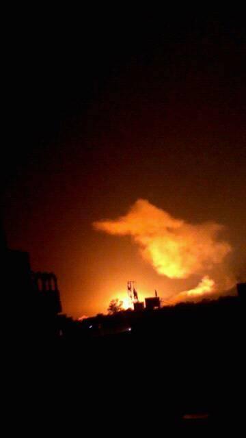 انفجارات عنيفة جراء استهداف الطيران لمخازن أسلحة وسط مدينة ذمار (تفاصيل)