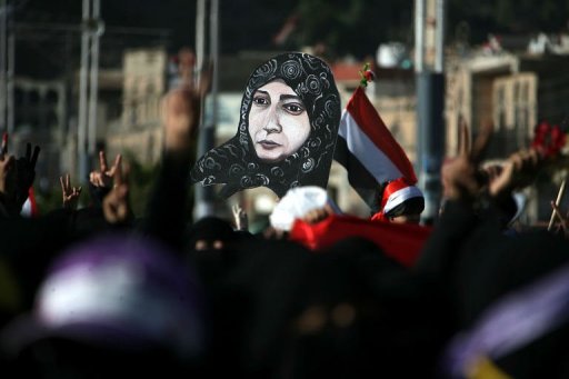 يمنيات يحملن لافتة عليها صورة توكل كرمان خلال تظاهرة ضد النظام ف