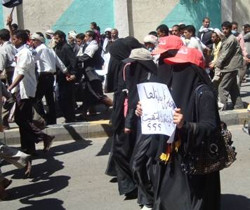 صورة الفتيات يشاركن في المسيرة قبيل إختطافهن (المصدر: صحيفة الحد