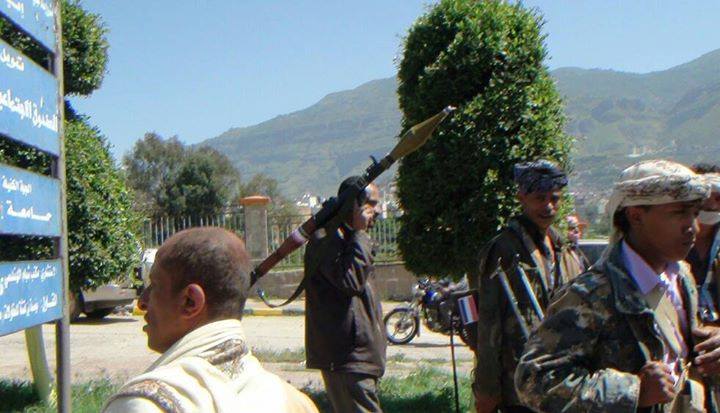 مسلحين مدنيين وسط مدينة إب