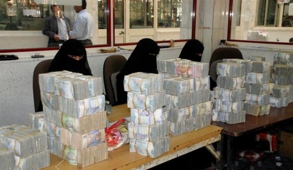 الحوثيون يلجأون إلى خطة بديلة لتسليم رواتب الموظفين في بعض المؤسسات بصنعاء