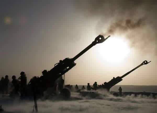 مدفعية الجيش الوطني بعيدة المدى تقصف مواقع للحوثيين وقوات صالح في عمق قبيلة أرحب (تفاصيل)