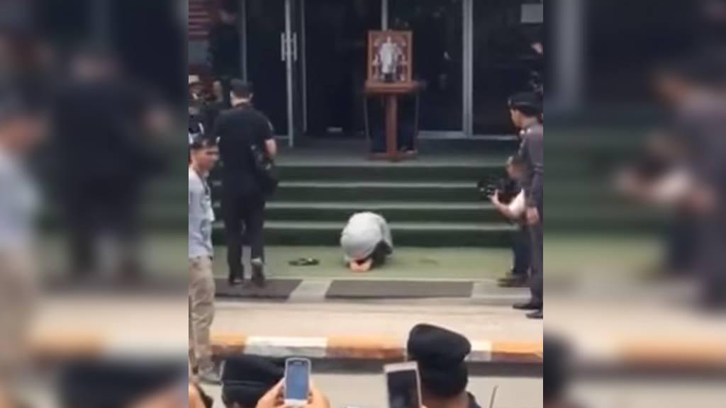 بالفيديو: إجبار مواطنة تايلاندية على السجود أمام صورة للملك الراحل