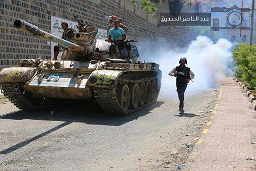شاهد بالصورة.. كيف تتسابق الكاميرا مع الدبابة في معارك تحرير مدينة تعز؟
