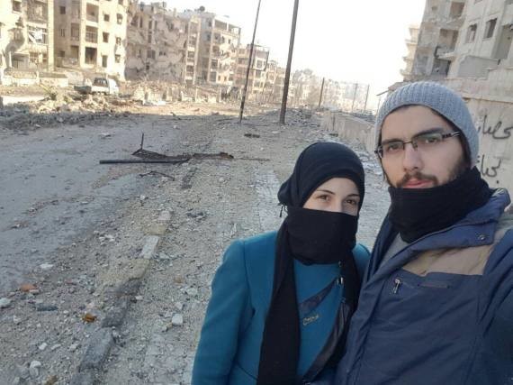 صاحبا أشهر صورة في حلب لا يزالان محاصرين.. وهذه قصَّتهما الكاملة