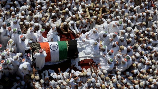 مقتل وإصابة 78 شخص في جنازة تشيع سلطان الطائفة البرهانية «محمد برهان الدين» - صور