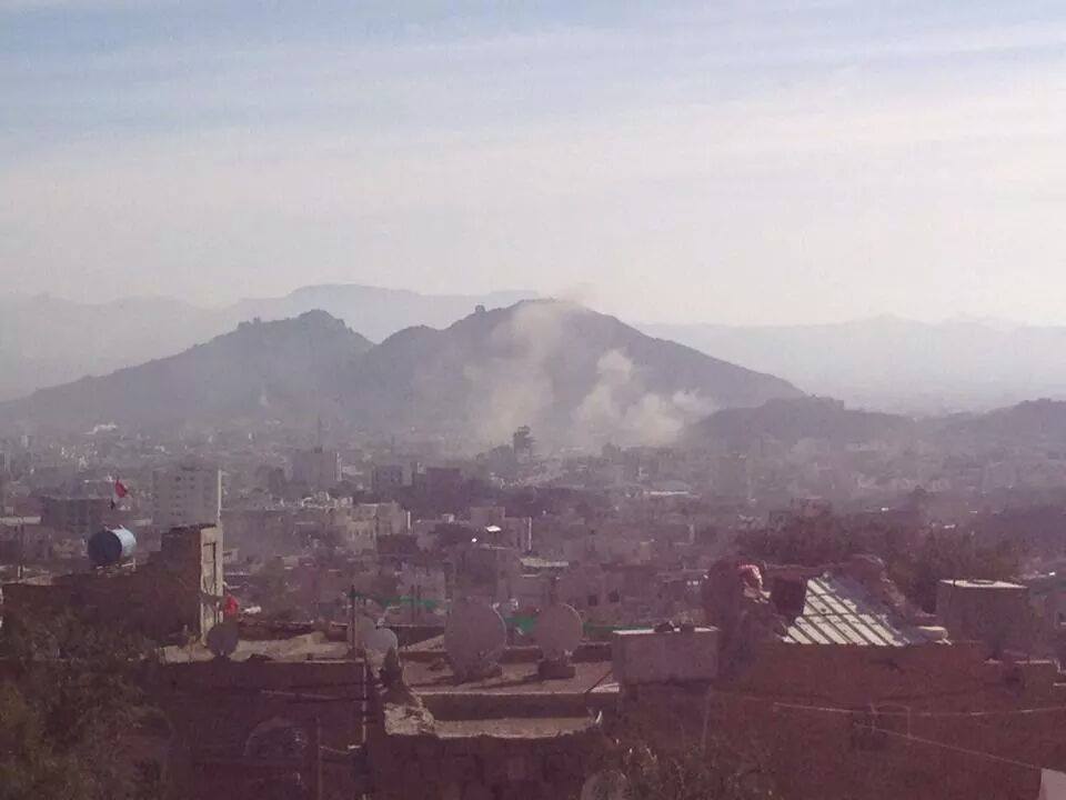 شاهد صورة أولية لتصاعد أعمدة الدخان من دار الرئاسة بالعاصمة صنعاء