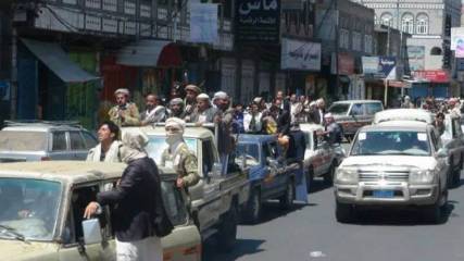 مسلحون حوثيون وسط مدينة إب - إرشيف