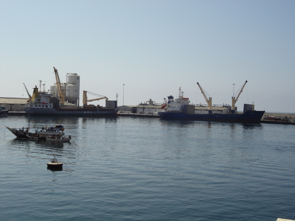 تحركات مفاجئة لقوات التحالف العربي في مينائي المكلا وبئر علي بشبوة (تفاصيل)