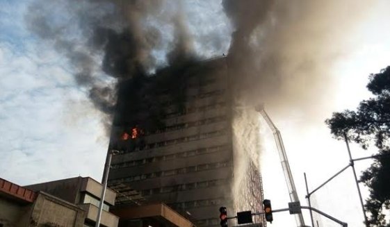 انهيار مبنى من 15 طابقا فى طهران بعد حريق هائل نشب به