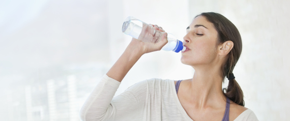 أكل الماء أكثر فائدةً لصحّتك من شربه.. آخر ما توصّل له علماء التغذية في العالم