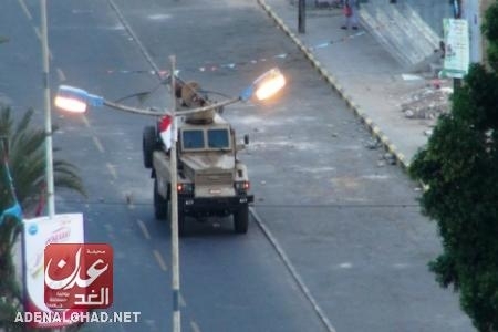 مسلحون يستهدفون مدرعتين للجيش بقذائف الآر بي جي في عدن