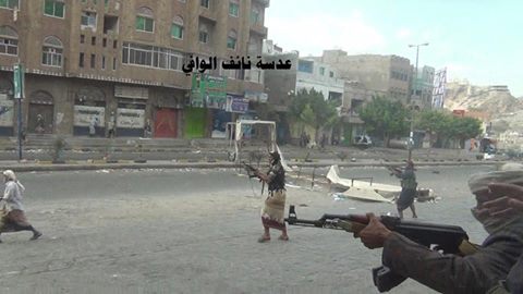 حرب شوارع في مناطق غرب وجنوب مدينة تعز (صورة نشرها نشطاء لعناصر 