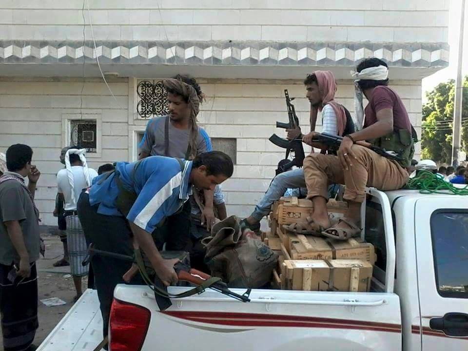 بالصور.. اللجان الشعبية في عدن تداهم منازل في المعلا وتلقي القبض على 20 حوثياً وأسلحة ومتفجرات