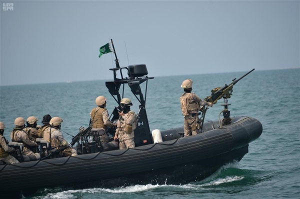 البحرية السعودية تدمر 4 زوارق وتأسر 19 من الحوثيين يتعاطون المخدرات