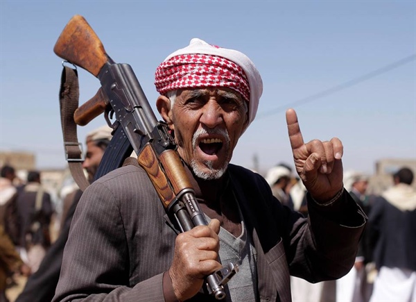 الحوثيون يختطفون فناناً تشكيلياً في صعدة بعد مطالبته بإعادة ابنه القاصر من جبهات القتال! (صور)