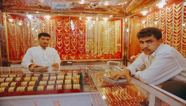 الذهب يتماسك بالقرب من أعلى مستوى في 11 أسبوعاً ..قائمة بأسعاره في اليمن