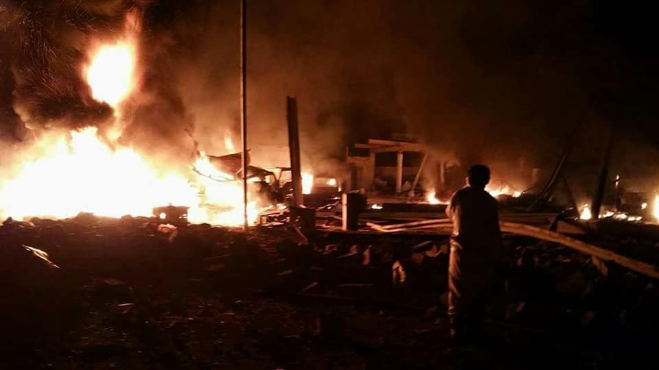 حريق ضخم إثر غارة جوية استهدفت مخزن لأحد التجار في صعدة (صور)