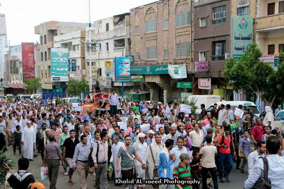 العشرات يتظاهرون وسط مدينة تعز للمطالبة بصرف رواتبهم (صور)