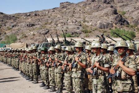 ضباط وأفراد من قوات الإحتياط يرفصون توجيهات الحوثي بالذهاب إلى عدن