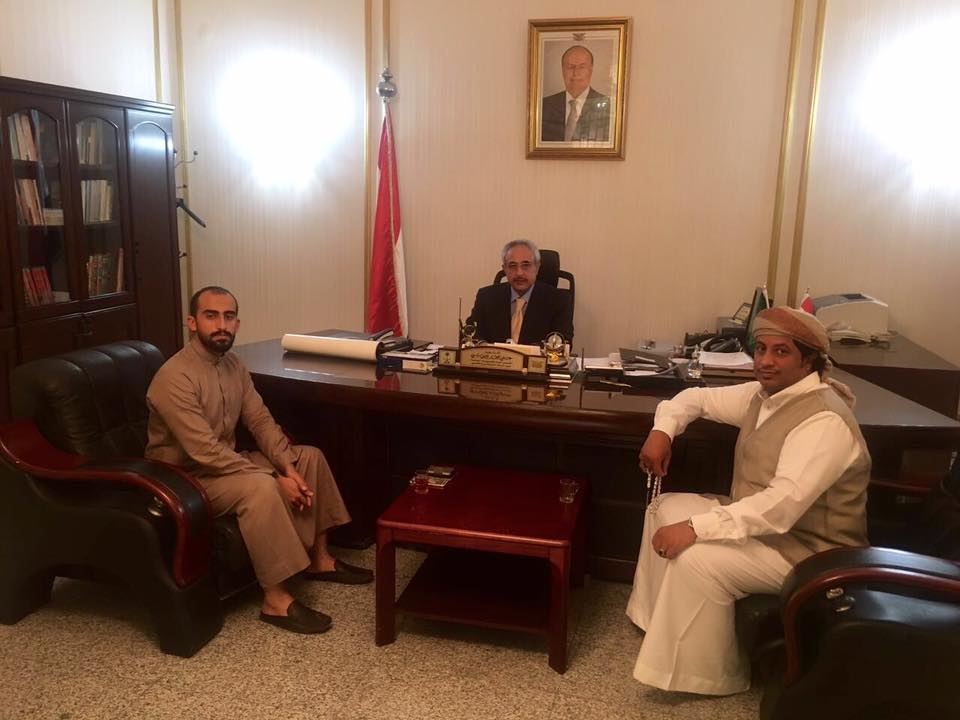 بعد فضح موظفي السفارة.. سفير اليمن في السعودية يعيد «جواز سفر» مواطن يمني شخصياً