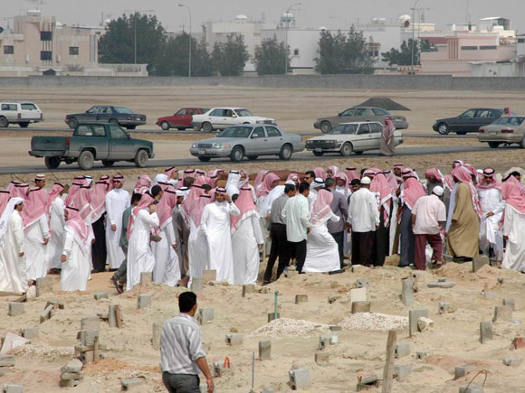 وفاة مواطن سعودي داخل قبر أمه بعد تعرّضه لحالة بكاء شديدة أثناء وضعها في \