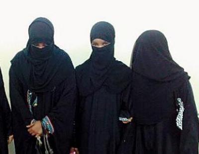 شبكة دعارة تحاول تهريب 5 فتيات الى السعودية والأهالي في حرض يمنع
