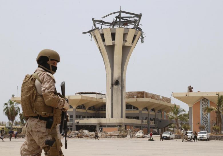 آليات عسكرية إماراتية تغادر مطار عدن الدولي وانتشار قوات سعودية ..تفاصيل