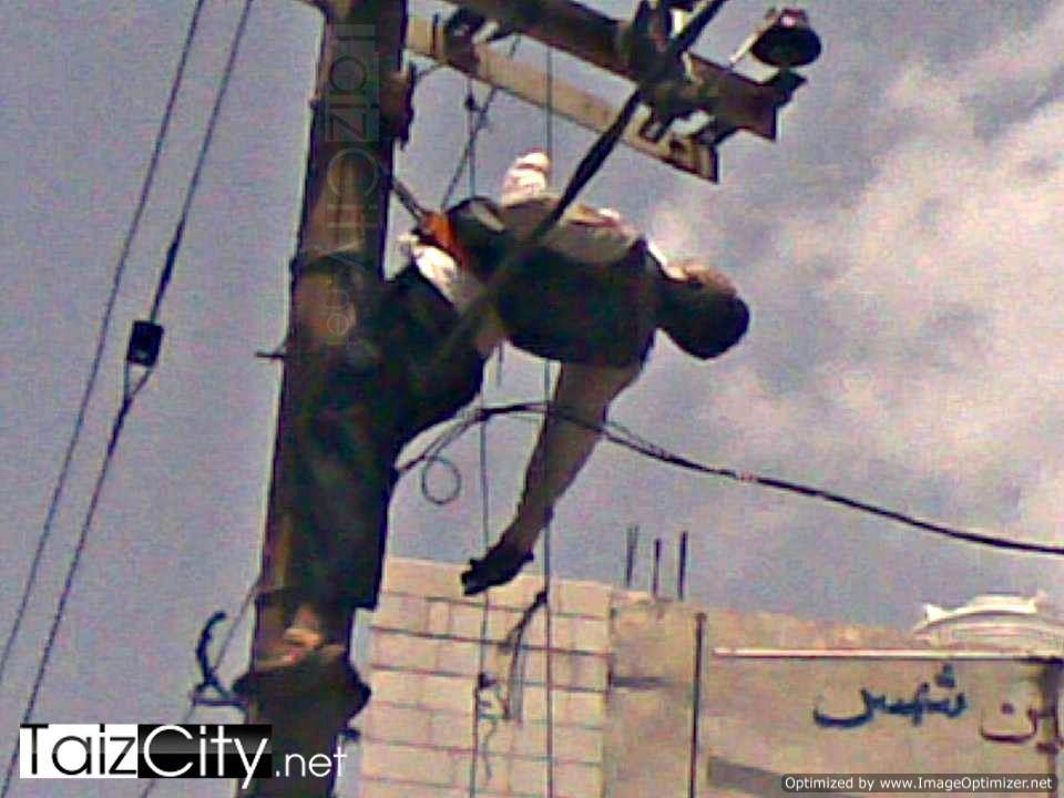 تعز: مصرع عامل كهرباء نتيجة لصعقة كهربائية على احد الاعمدة الكهربائية (صور)