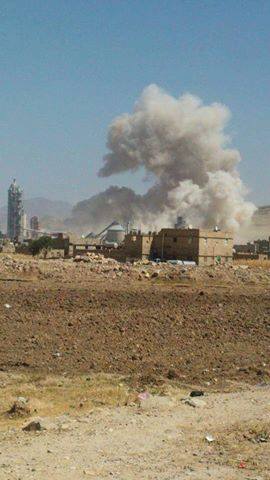 طيران التحالف يقصف مصنع إسمنت عمران شمال العاصمة صنعاء (صور)