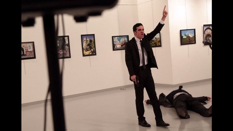 بالفيديو.. لحظة اطلاق مواطن تركي النار على السفير الروسي في انقرة