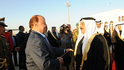 استقبال رسمي كبير للرئيس هادي بالبحرين والملك يقلده وسام الفاتح «فيديو»