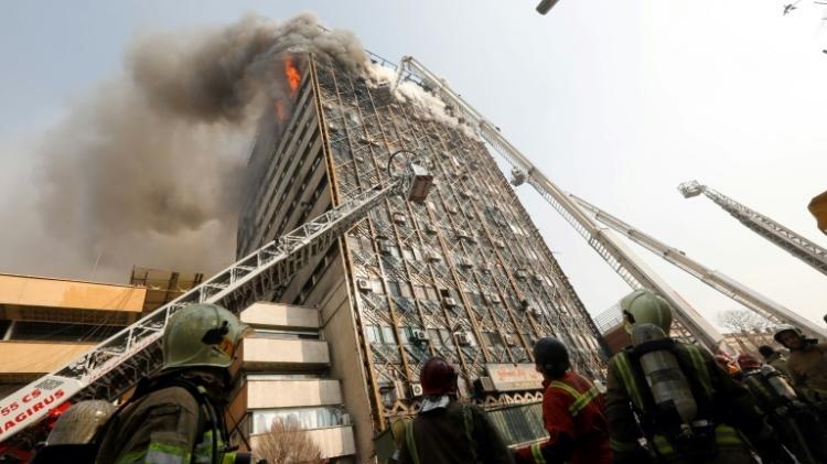 عشرات القتلى و441 مليون دولار خسائر أولية لانهيار برج طهران (فيديو)