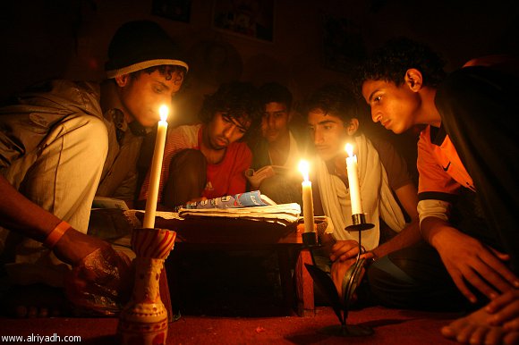 إنقطاع الكهرباء عذاب يتحمله اليمنييون منذو سنة