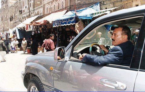 الرئيس اليمني السابق علي عبدالله صالح يتجول في أحد شوارع صنعاء ا