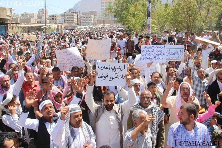 الآلاف من المتظاهرين رفضاً للانقلاب الحوثي في محافظة تعز