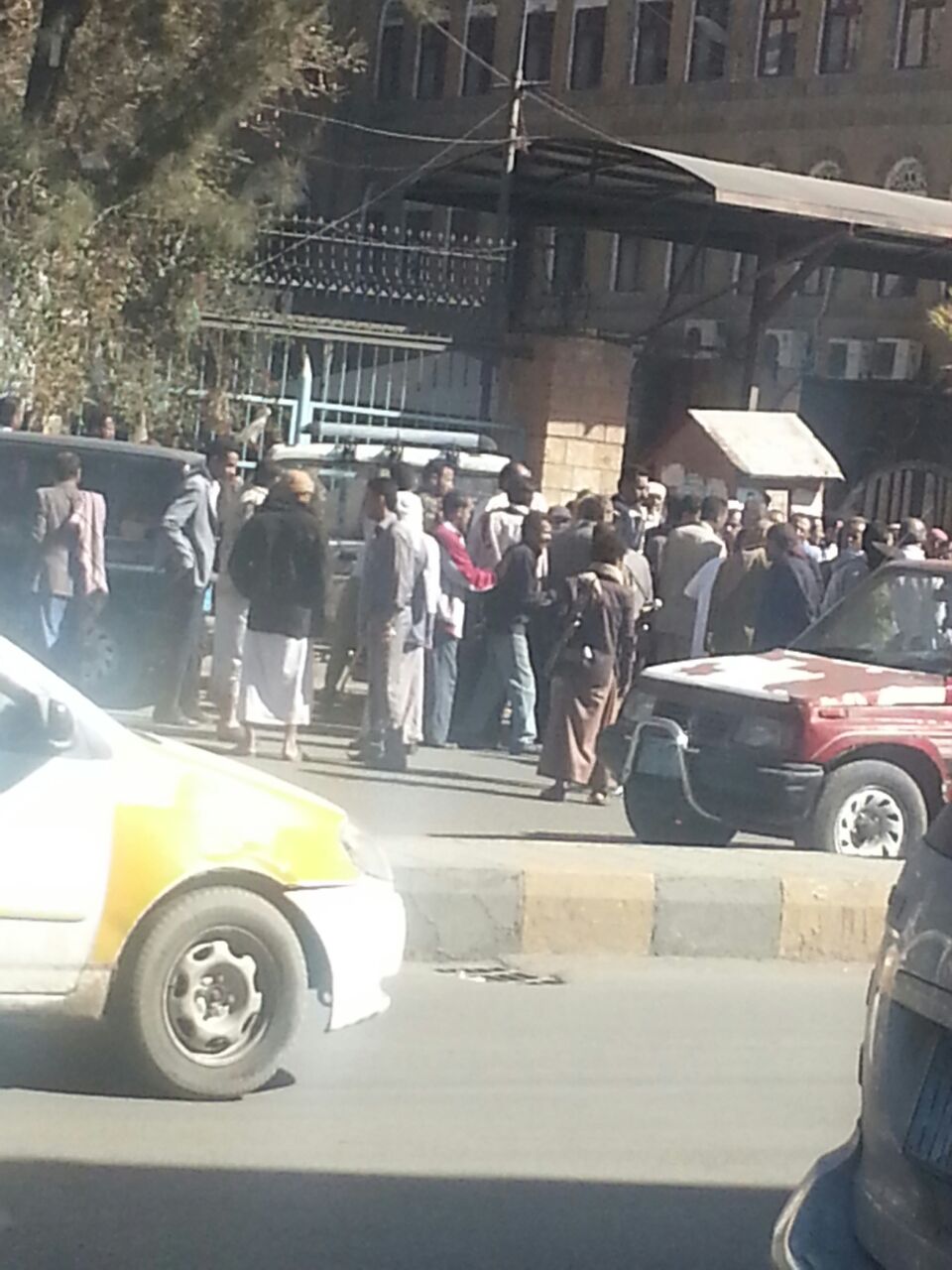 موظفي المالية والضرائب يتظاهرون في صنعاء للمطالبة بمرتباتهم (صورة)