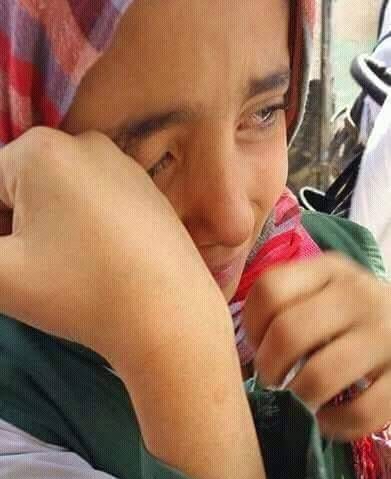 إحدى الطالبات مفزوعة جراء إطلاق مشرف الحوثيين الرصاص داخل المدرس