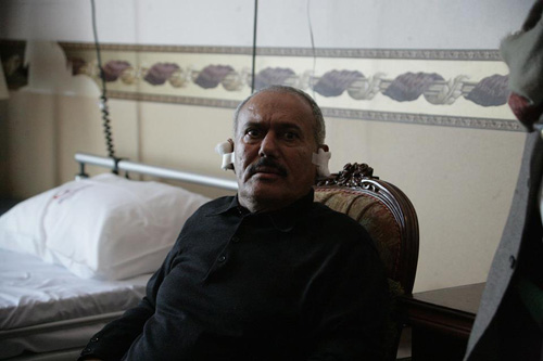 علي عبدالله صالح بعد اجراء عملية في اذنية بالمستشفى السعودي الأل