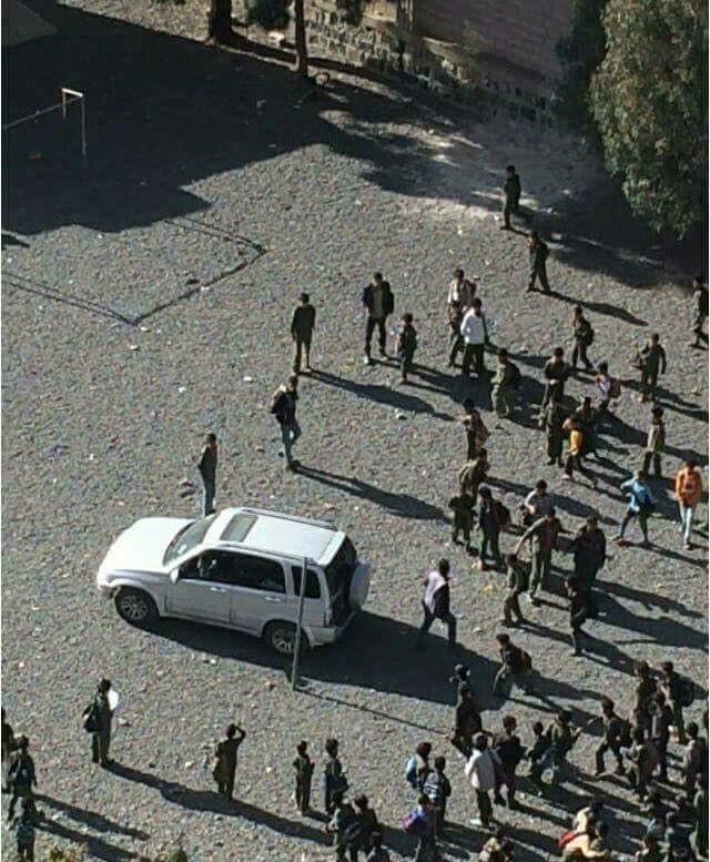 الطلاب يطردون المشرف الحوثي