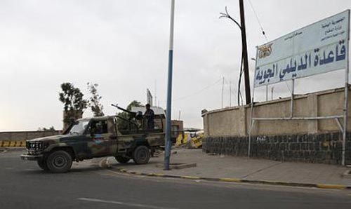 صنعاء: إلقاء القبض على شخصين حاولا زرع عبوات ناسفة في سكن الطيارين بقاعدة الديلمي الجوية