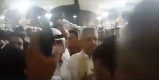 شاهد كيف أصبح المسجد النبوي بالمدينة المنورة لحظة وصول الشيخ حمود المخلافي (فيديو)