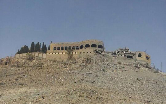 اثار الغارات الجوية على «حصن عفاش» في سنحان بعد قصف من قبل طيران