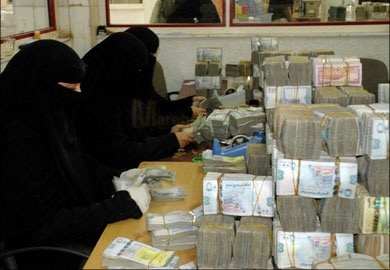 مركز اقتصادي متخصص يكشف عن حل وحيد لإنقاذ العملة المنهارة في اليمن ويضع بديلًا آخر