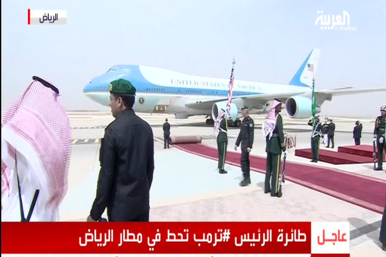 الملك سلمان يستقبل الرئيس ترمب في مطار الرياض (فيديو)