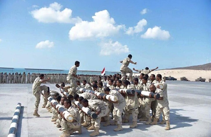 اثناء انهاء تدريب أفراد المقاومة اليمنية على يد القوات الإماراتي