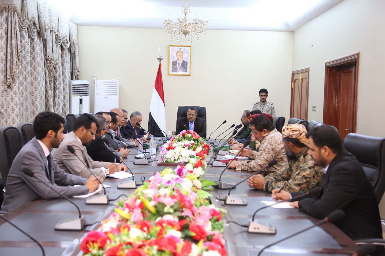 بن دغر يعقد اجتماعا باللجنة الأمنية في عدن والمحافظ يدعو إلى احترام النظام والقانون