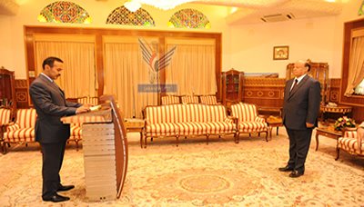مصادر دبلوماسية بأبوظبي: أحمد علي داوم ليوم واحد فقط في السفارة ويسكن في جناح فاخر بأحد الفنادق