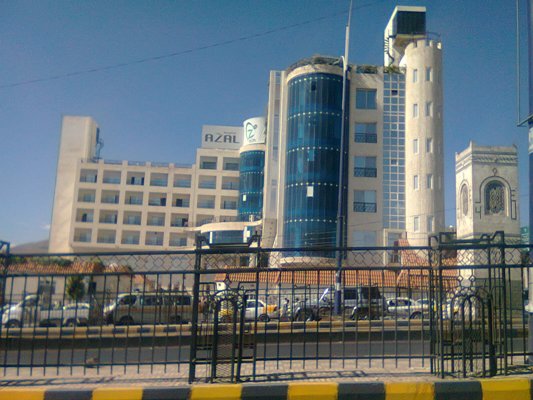 قذيفة تصيب أربعة من موظفي مستشفى آزال بينهم امرأة بصنعاء